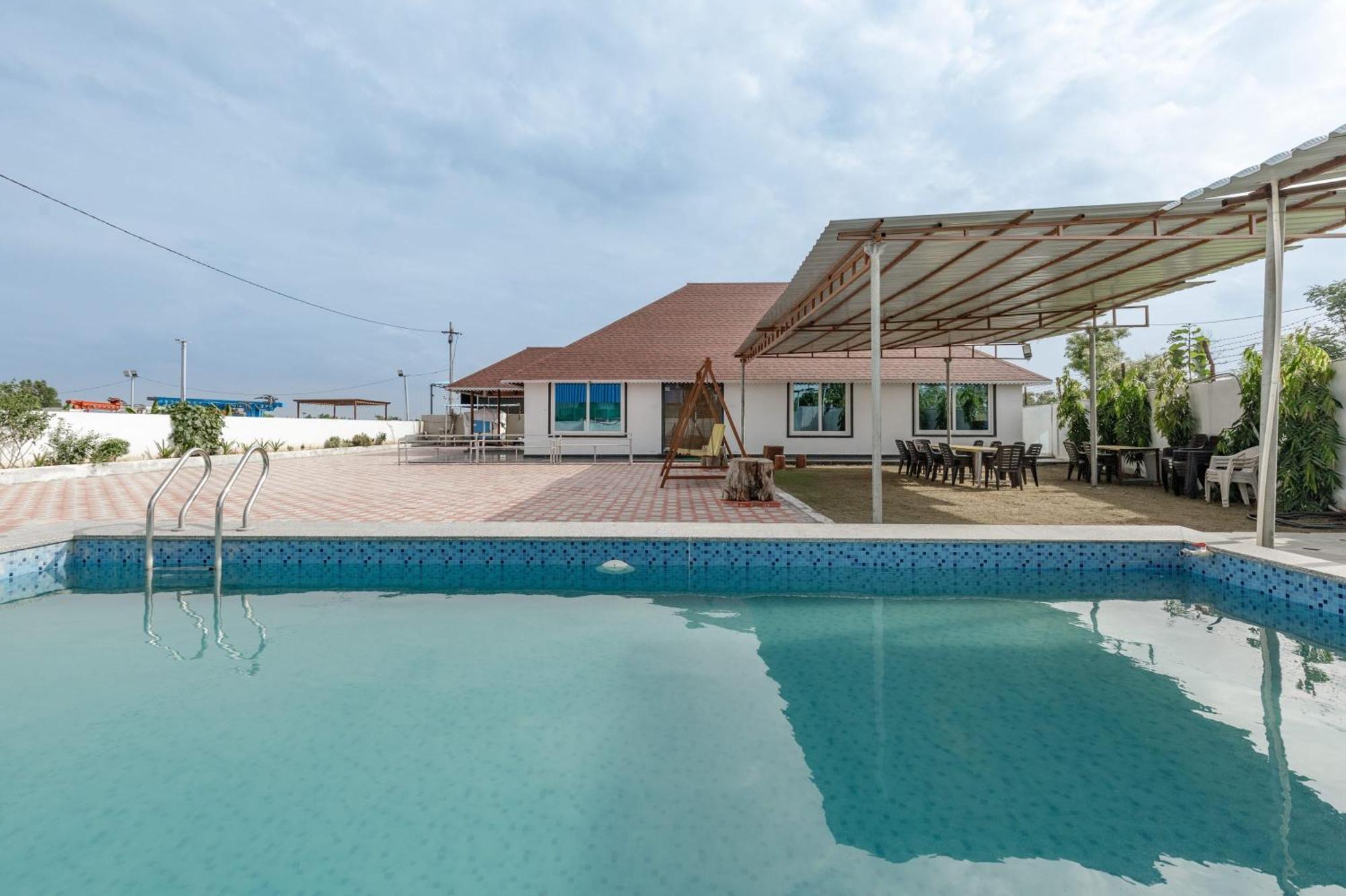Aqua Lagoon Villa By Secret Turtle Pvt Pool Private Lawn 세쿤데라바드 외부 사진